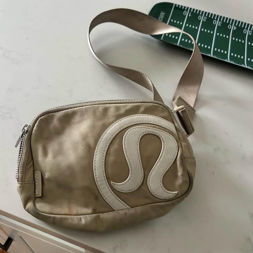 Lulu lemon cross body Fanny pack tan